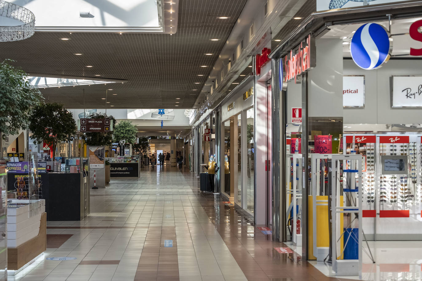 En los negocios del centro comercial Valle Real la afluencia ha caído «un 70%» al no poder recibir a clientes de localidades limítrofes.