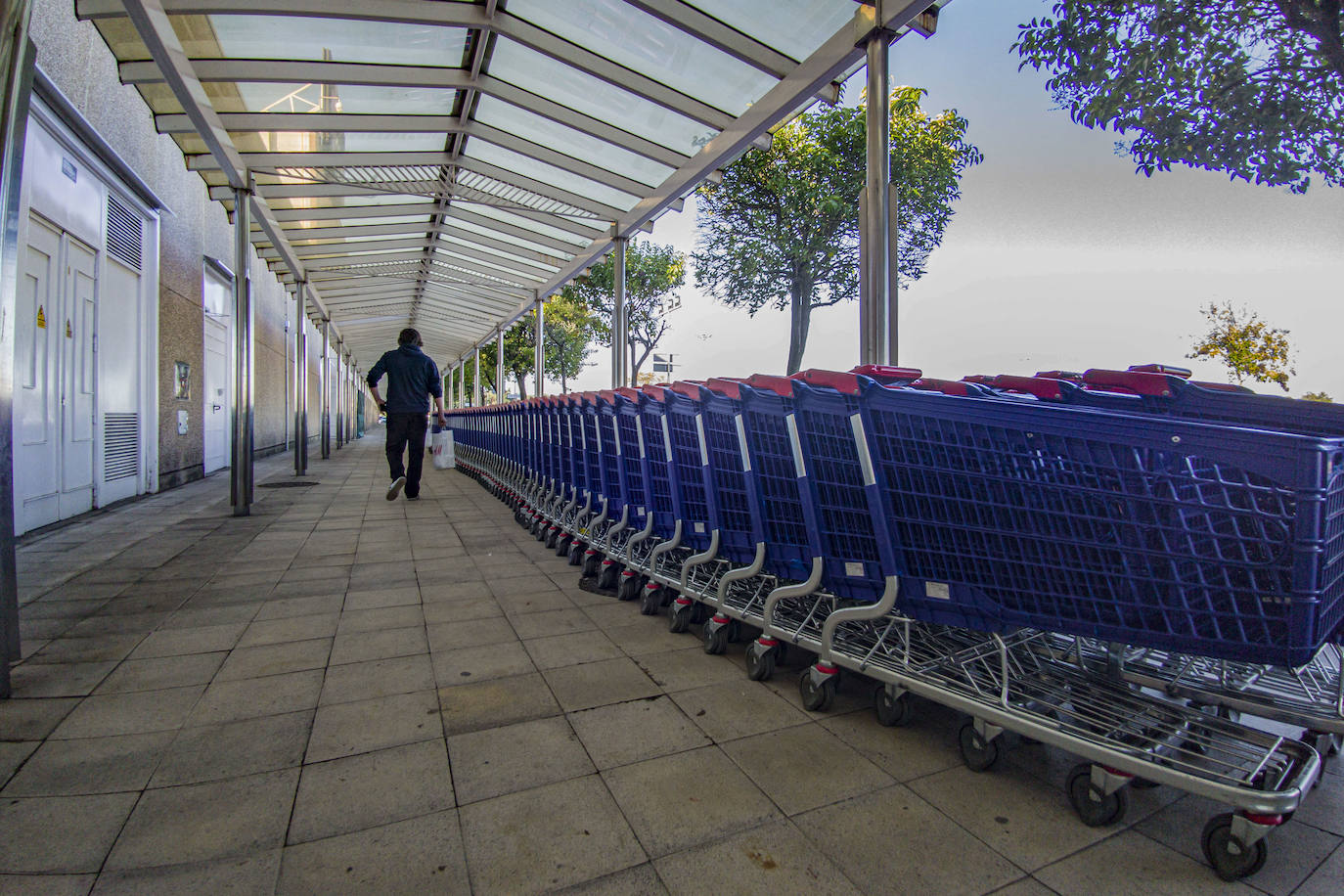 En los negocios del centro comercial Valle Real la afluencia ha caído «un 70%» al no poder recibir a clientes de localidades limítrofes.