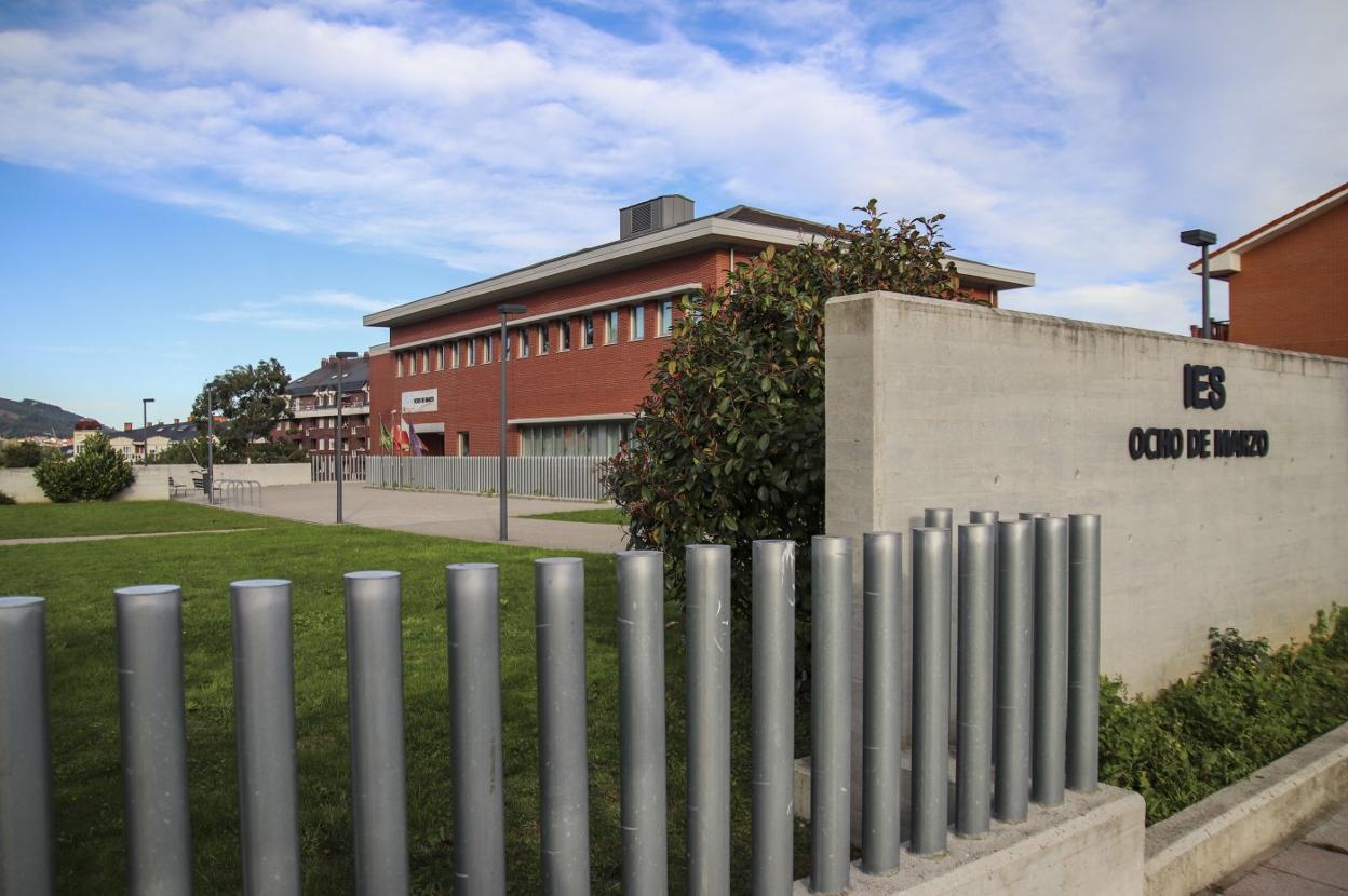 El instituto 8 de Marzo de Castro Urdiales amaneció este miércoles cerrado a cal y canto, sin que hubiese nadie dentro de las instalaciones. 