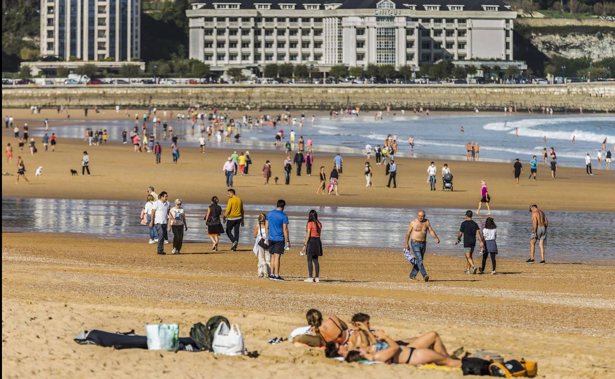 La playa de El Sardinero mostraba ayer una imagen más propia de verano.