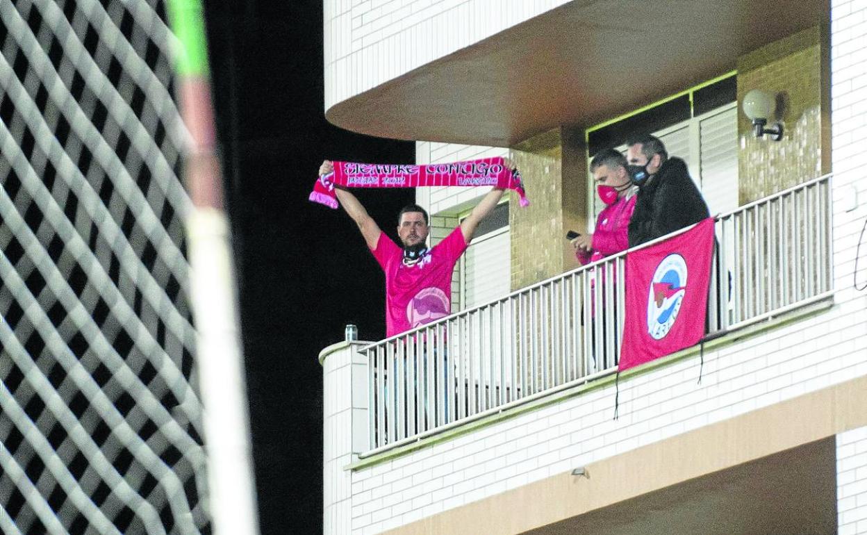 Aficionados del Laredo, en un balcón cercano a San Lorenzo