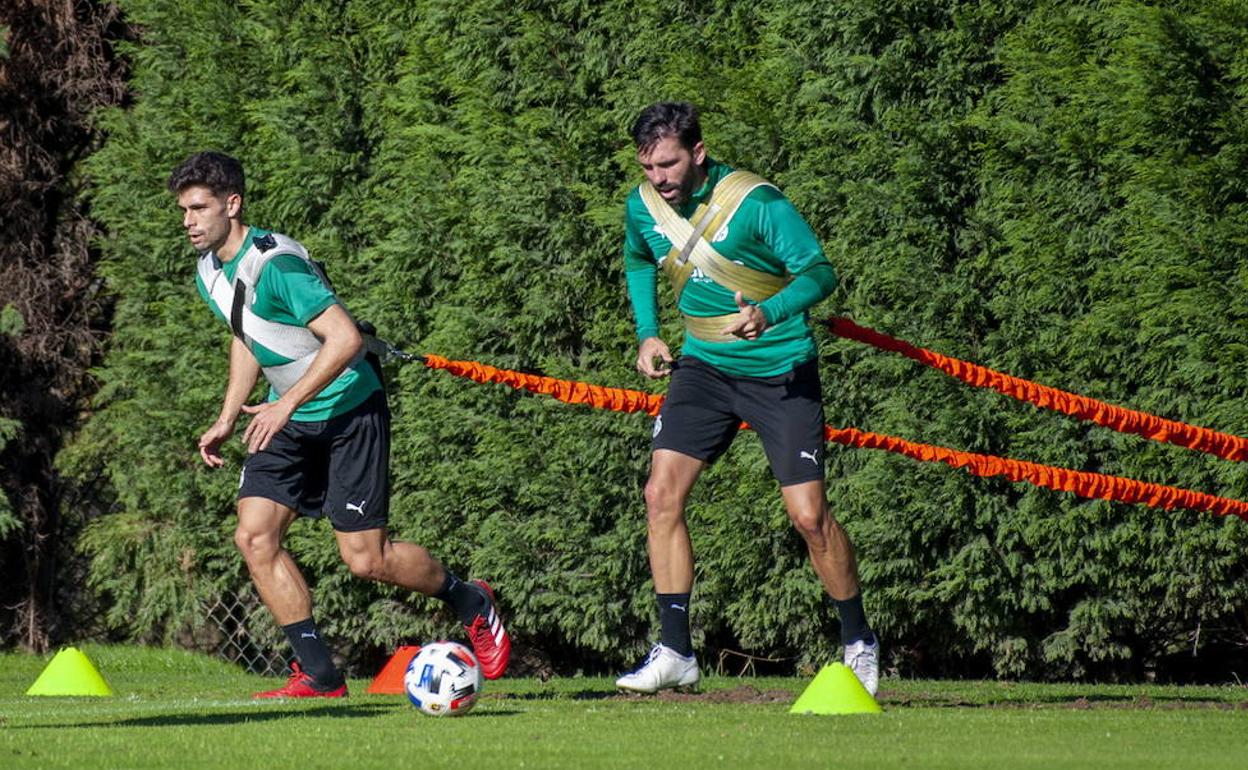 Figueras, en la imagen junto a Óscar Gil, se lesionó en el entrenamiento del miércoles.