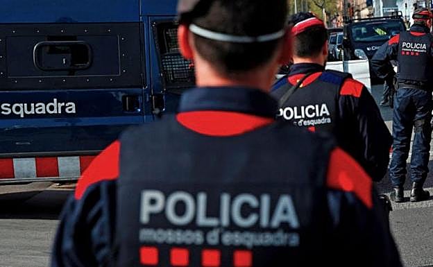 Los Mossos investigan la muerte de una mujer en un piso de Barcelona