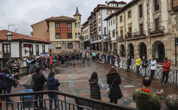 Un centenar de hosteleros lebaniegos se concentran en Potes para protestar por las restricciones impuestas al sector