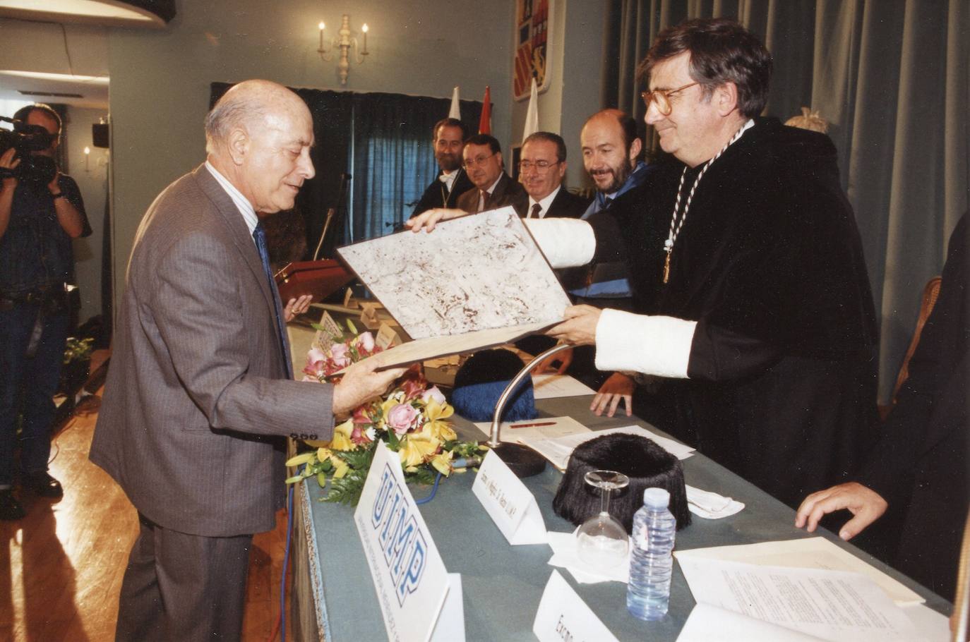 Julio de 1992. UIMP. Eulalio Ferrer (a la izquierda) y el rector, Ernest Lluch.