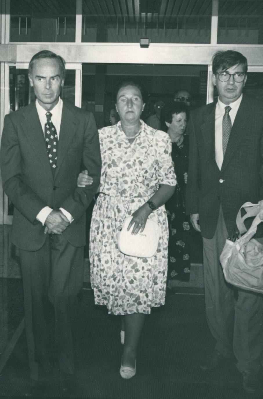 Agosto de 1987. Margarita de Borbón y su marido, Carlos Zurita, duques de Soria, junto al rector Ernest Lluch 