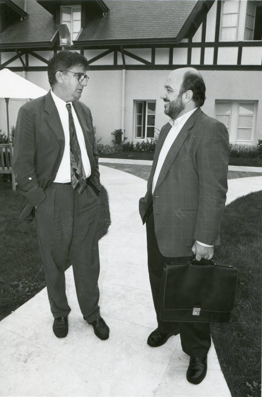 1994. UIMP. Joaquín Almunia (a la derecha) departe con el rector Ernest Lluch. 