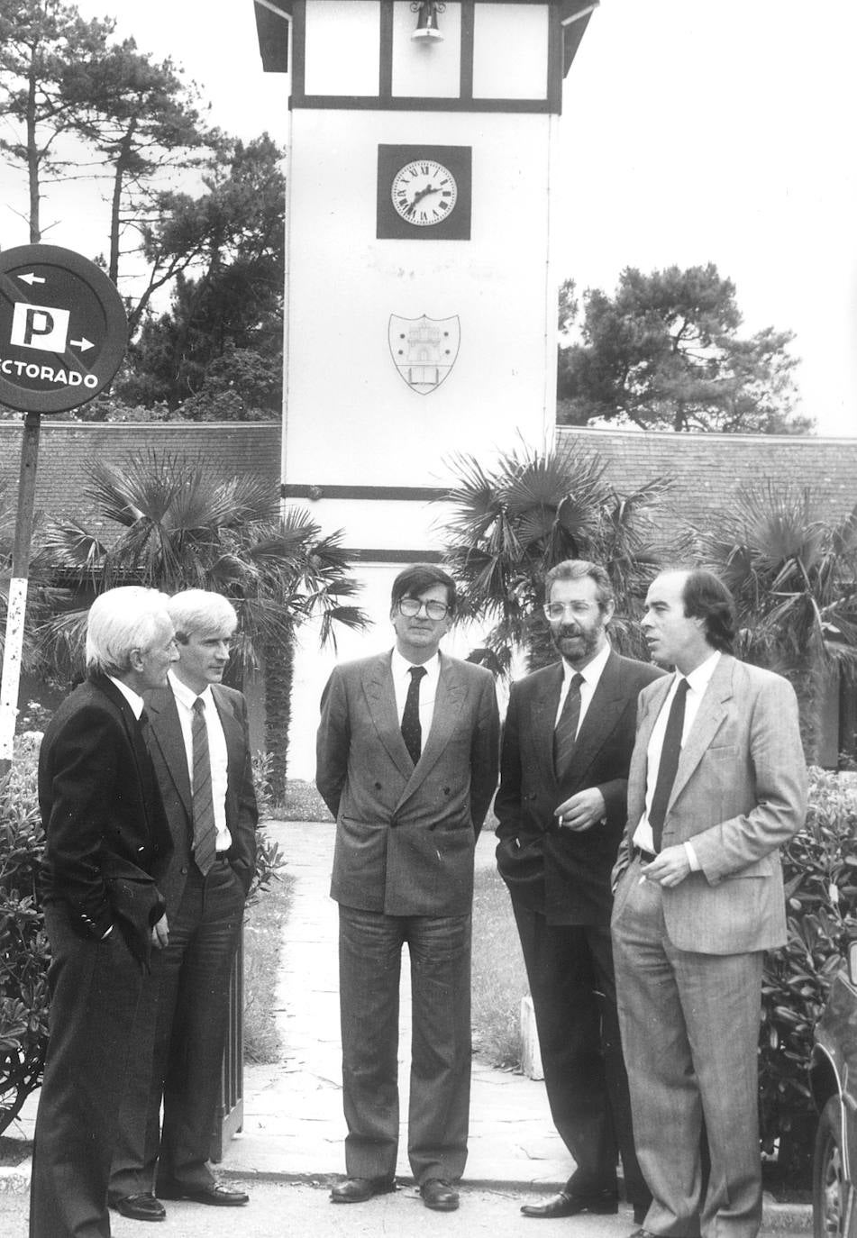 22/05/1989. El rector de la UIMP, Ernest Lluch (centro), y su equipo de gobierno. Carlos Galán (primero por la izquierda) y José Luis García Delgado (primero por la derecha).