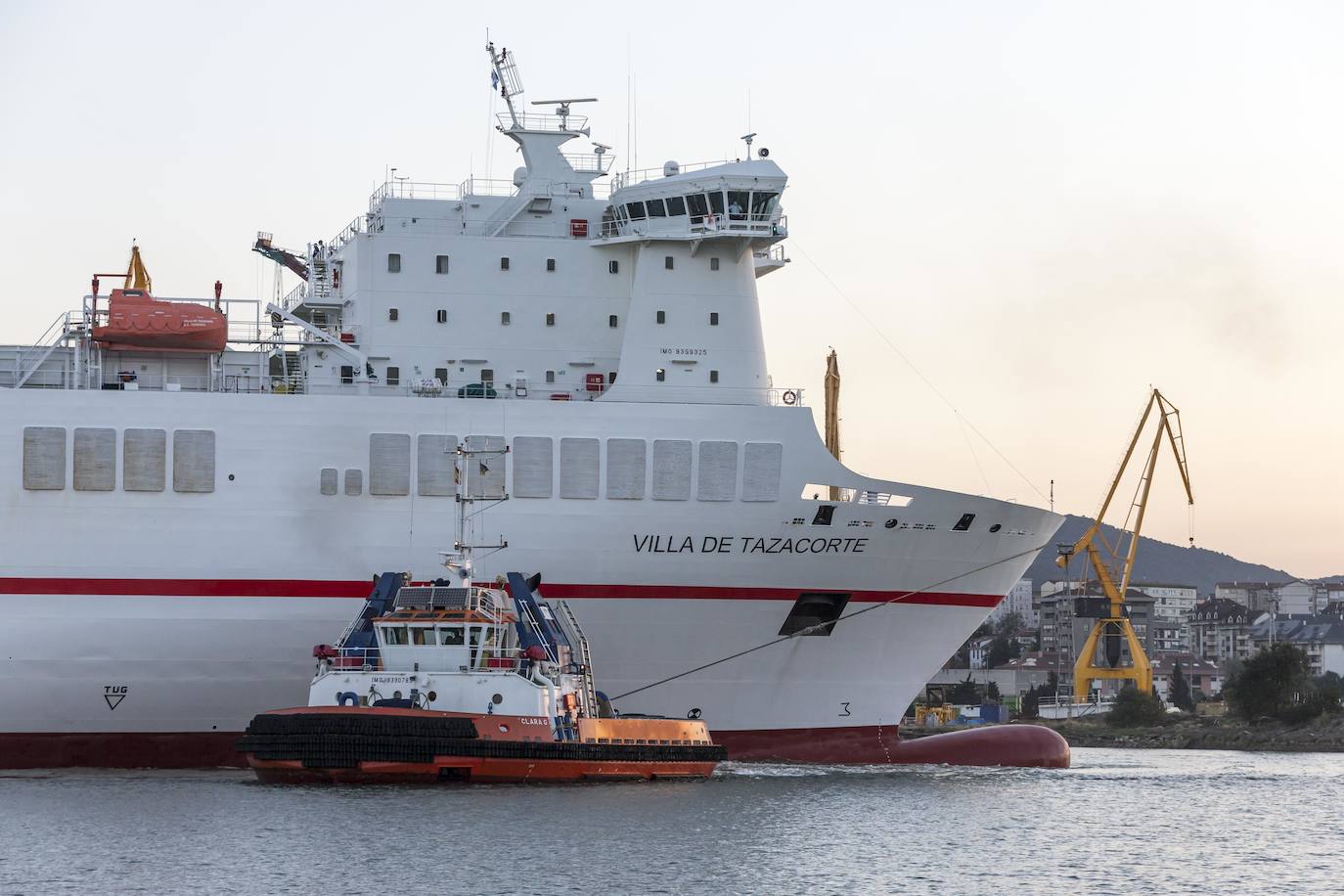 Botado al mar el barco 'Villa de Tazacorte', de Transmediterránea, que se ha estado durante cuatro meses en los astilleros de Astander