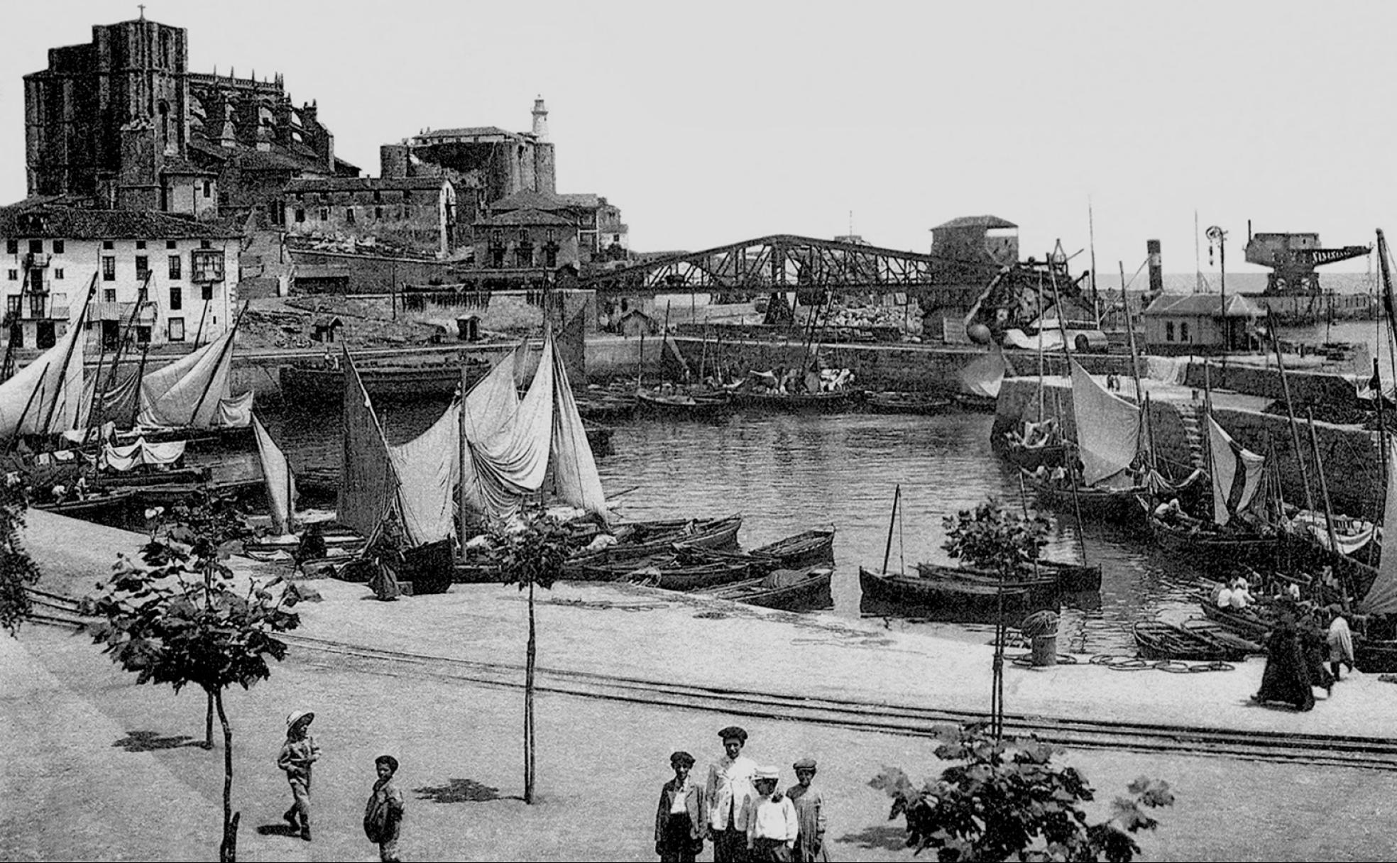 Foto antigua del puerto castreño y sus gentes.