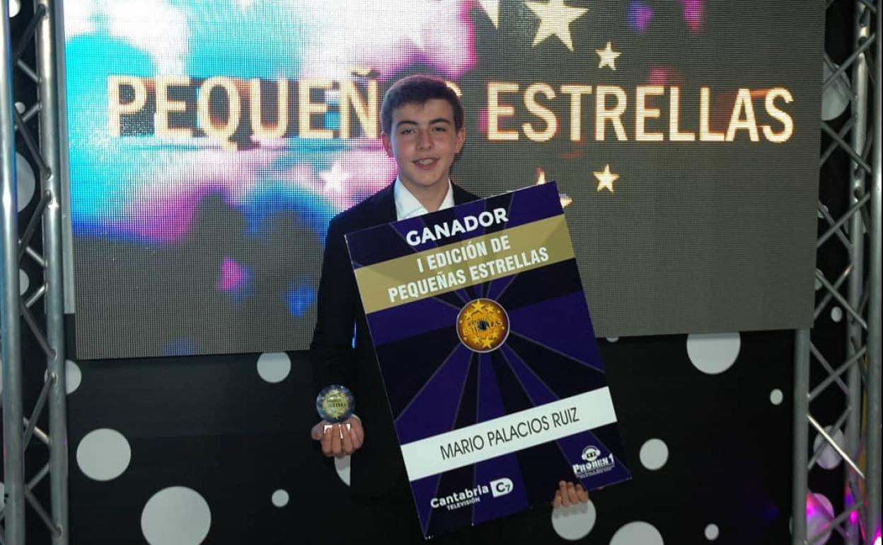 Mario Palacios Ruiz, con el premio tras la gala final.