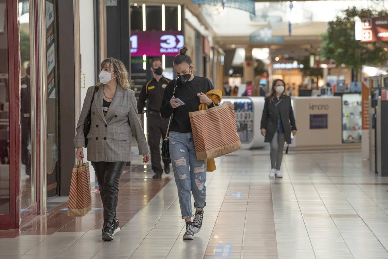 El cierre perimetral de municipios y la buena temperatura en el exterior, además de las propias precauciones por el covid, provocan que la apertura dominical de los centros comerciales haya contado con muy poca afluencia de compradores.