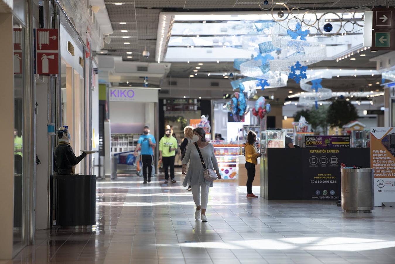 El cierre perimetral de municipios y la buena temperatura en el exterior, además de las propias precauciones por el covid, provocan que la apertura dominical de los centros comerciales haya contado con muy poca afluencia de compradores.