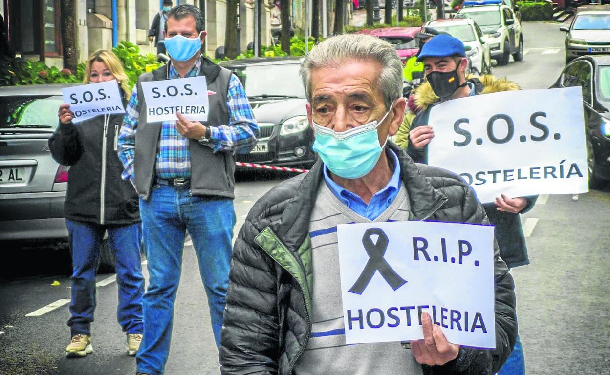 Protesta de los hosteleros de El Astillero, una de las concentraciones convocadas por el sector en toda la región. 