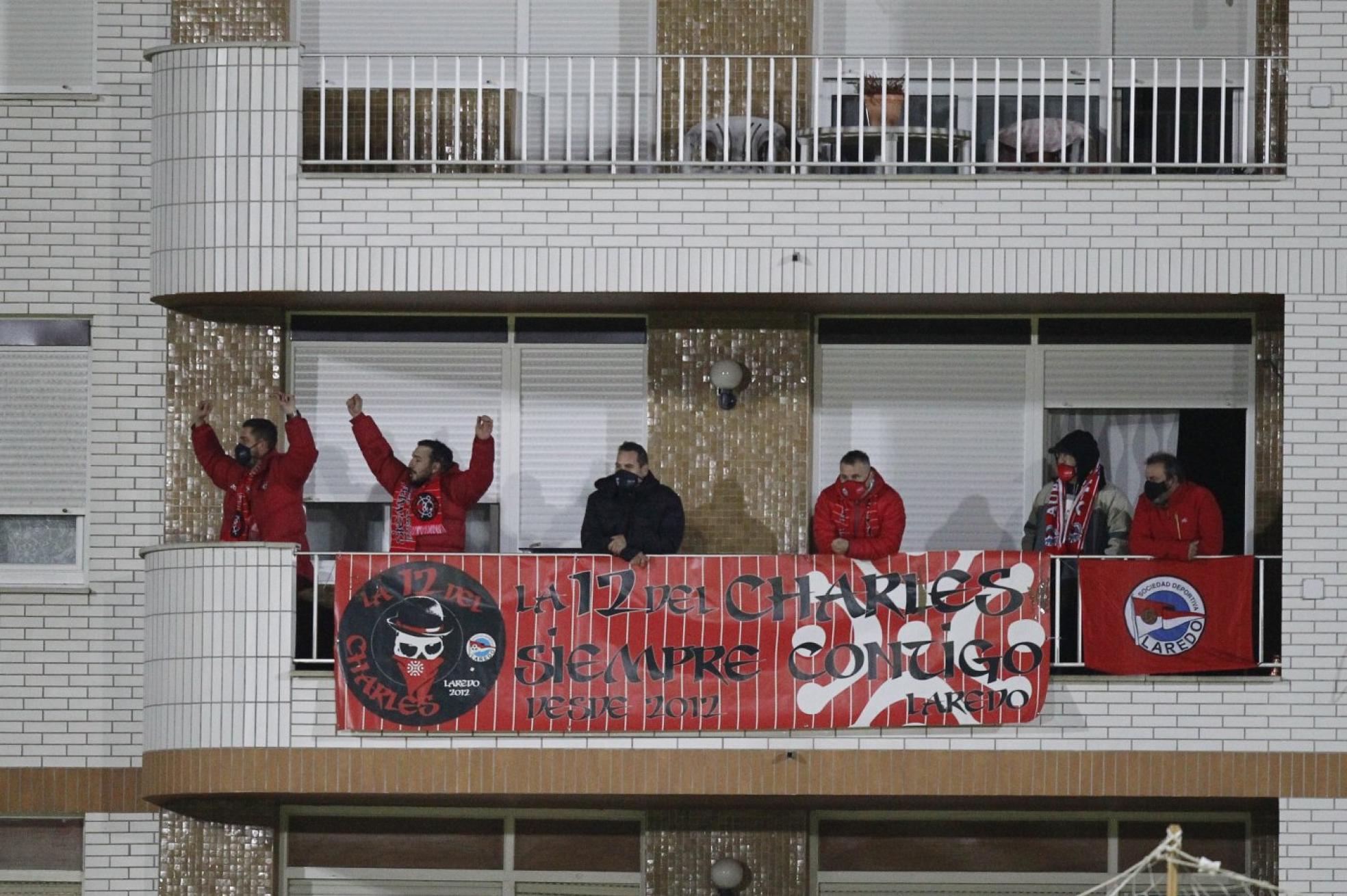 Aficionados del Laredo en uno de los balcones cercanos al estadio. 