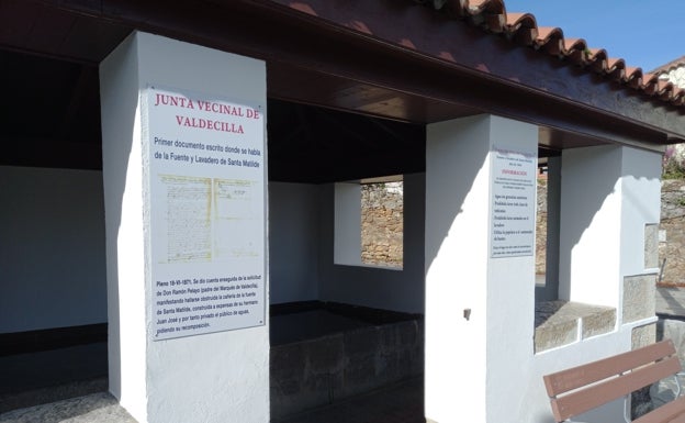 En la entrada se han colocado los primeros documentos de la Casa Concejo en los que se menciona el lavadero, en el año 1871 