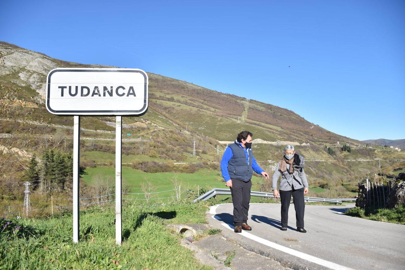 Valentina Grande junto a su primo Enrique Rodríguez, dos de los 30 vecinos que vive todo el año en el pueblo de Tudanca, del mismo nombre que el municipio