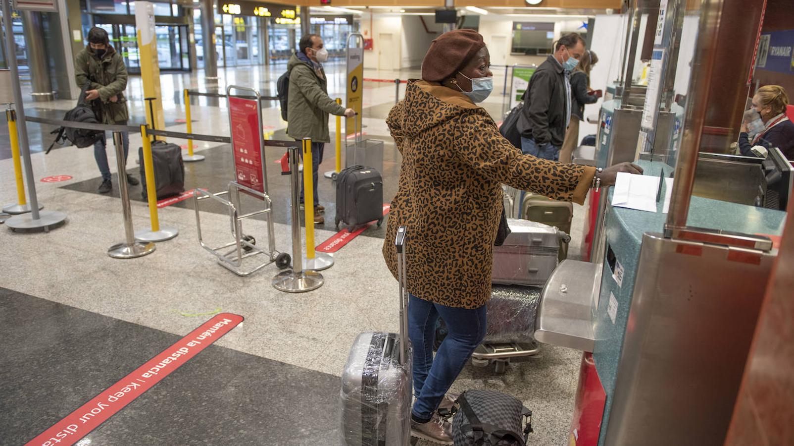 El aeropuerto Seve Ballesteros exige pruebas PCR a los viajeros procedentes de zonas de riesgo.