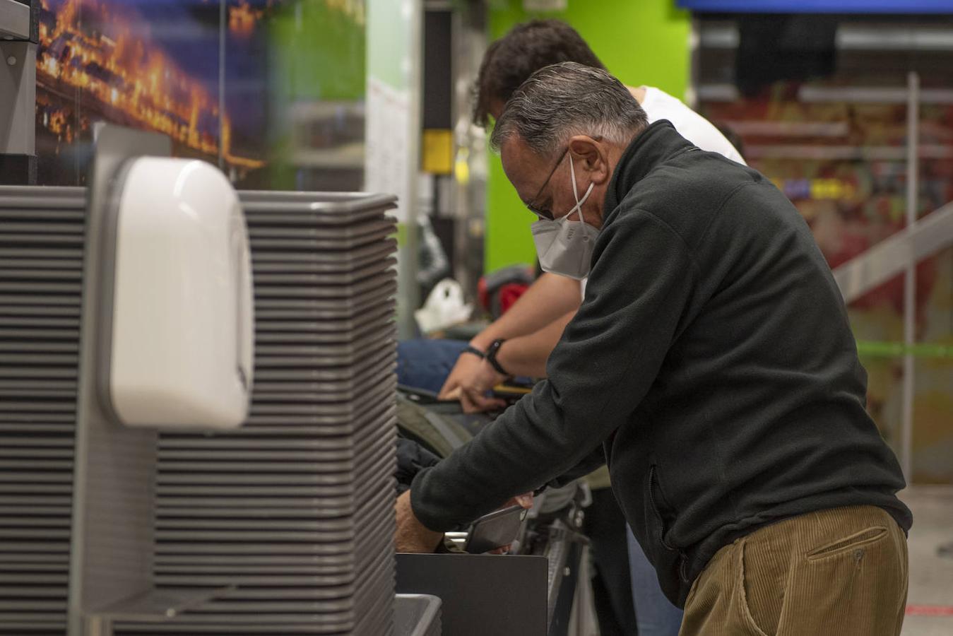 El aeropuerto Seve Ballesteros exige pruebas PCR a los viajeros procedentes de zonas de riesgo.