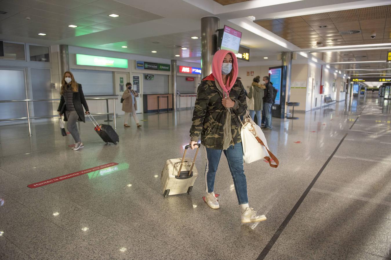 El aeropuerto Seve Ballesteros exige pruebas PCR a los viajeros procedentes de zonas de riesgo.