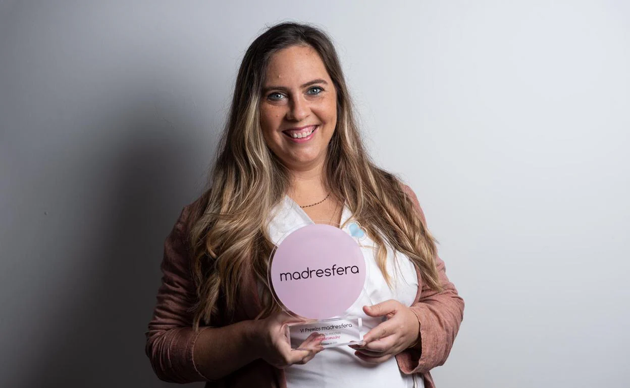 Paula Fernández Solórzano con el premio.