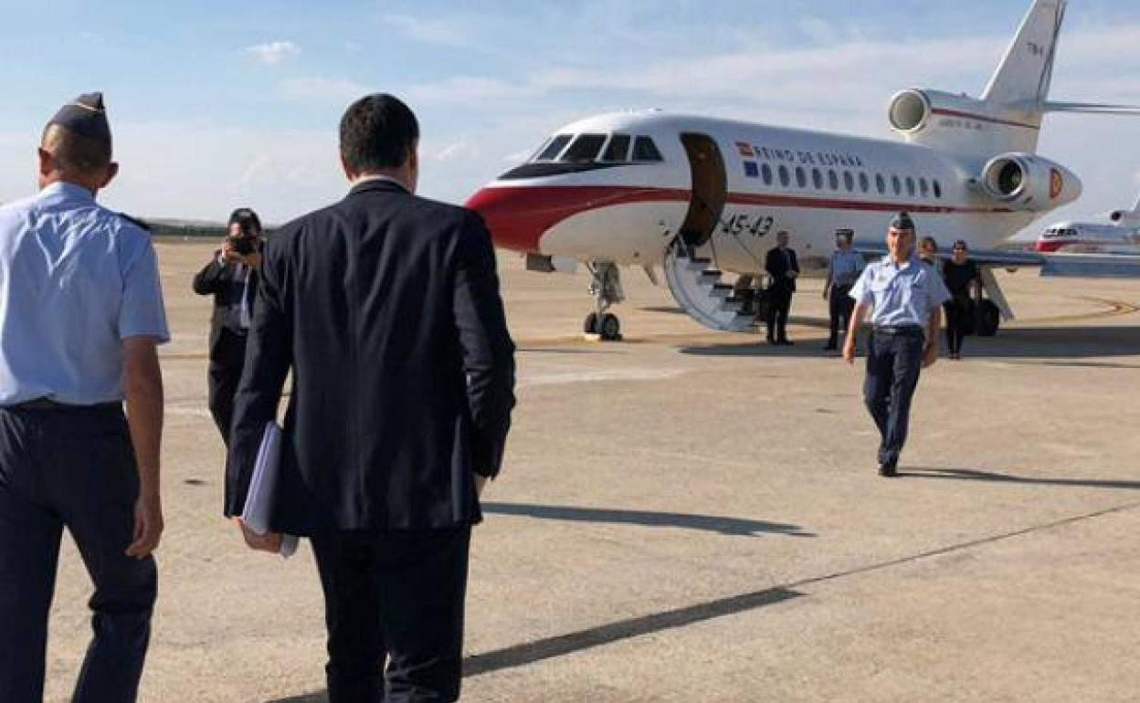 Pedro Sánchez se dirige a tomar el avión Falcon 900B del Ejército del Aire para uno de sus desplazamientos.