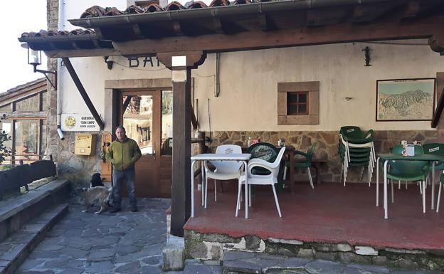 TRESVISO.  Miguel ha cerrado el bar, que vive sobre todo de los senderistas. 