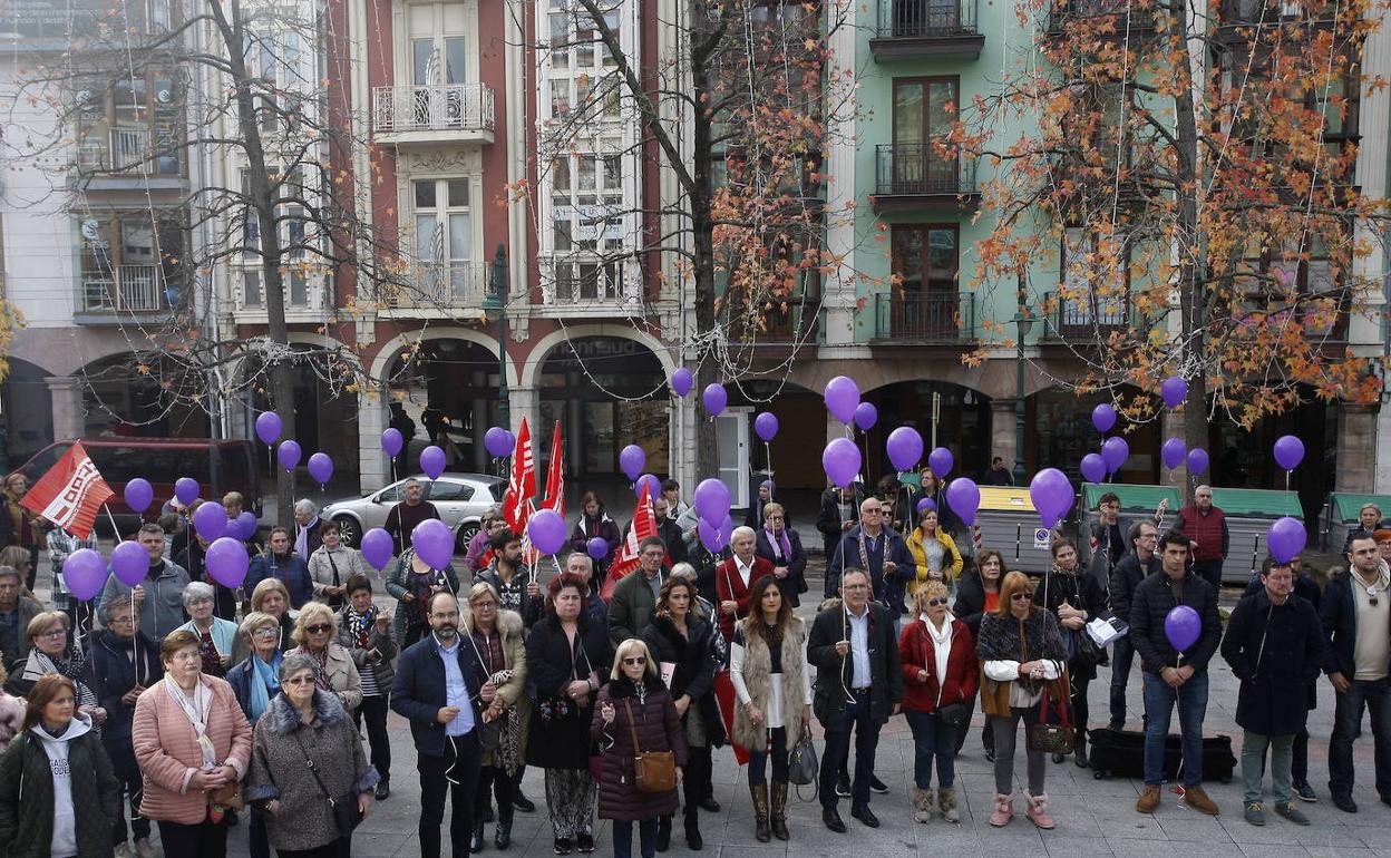 Concentración del año pasado en Torrelavega. Este año no habrá: para sumarse al rechazo se han elegido las redes sociales.