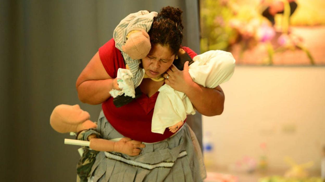 Fotograma de la ópera prima de la directora Marlén Viñayo y su retrato encauzado a través de la fuerza del teatro. 