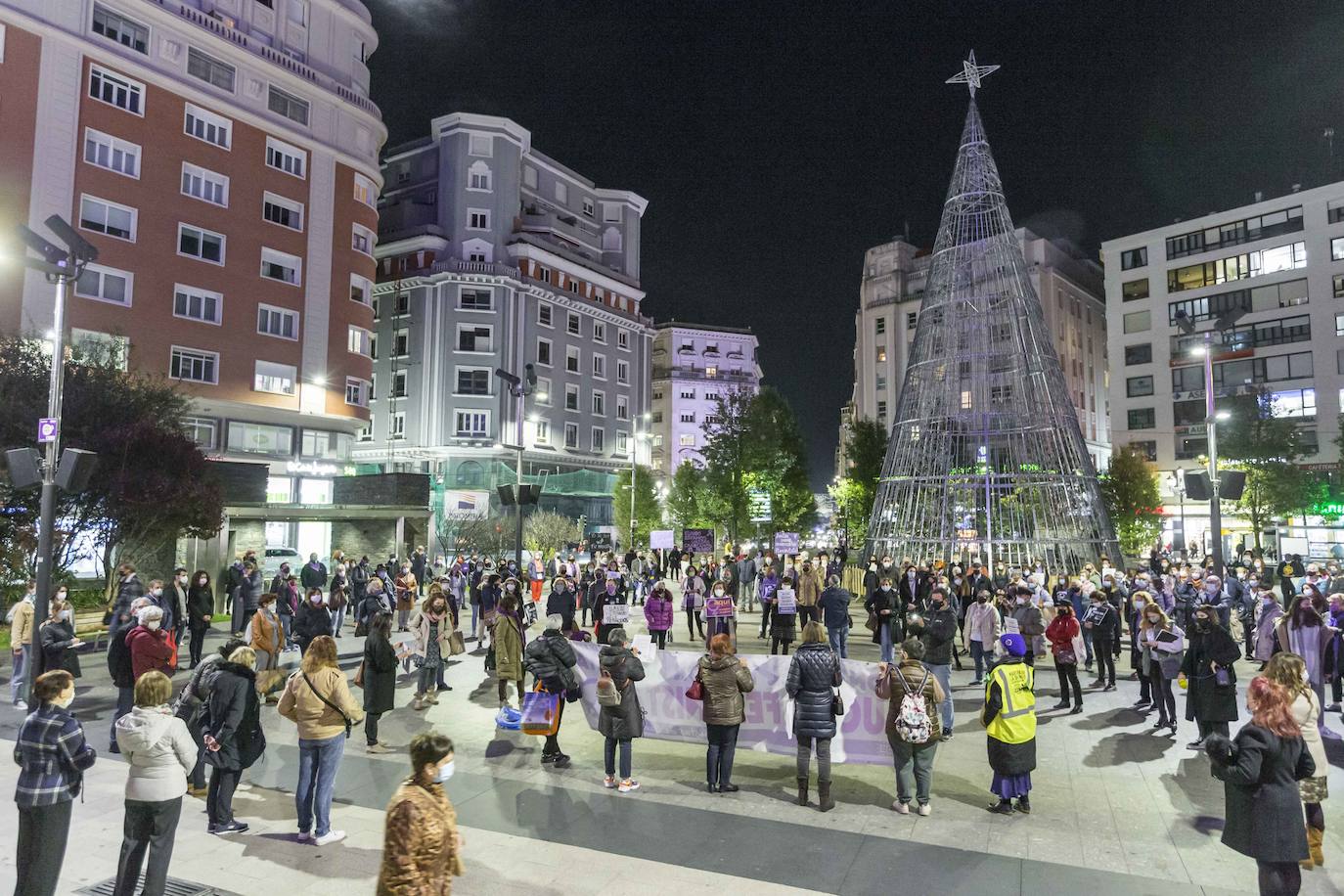 La plaza del Ayuntamiento de Santander ha acogido esta tarde una concentración para conmemorar el Día Internacional para la Eliminación de la Violencia contra las Mujeres