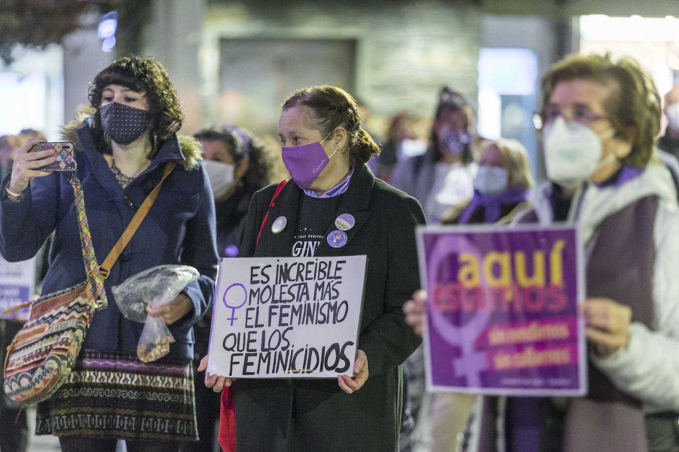 La plaza del Ayuntamiento de Santander ha acogido esta tarde una concentración para conmemorar el Día Internacional para la Eliminación de la Violencia contra las Mujeres