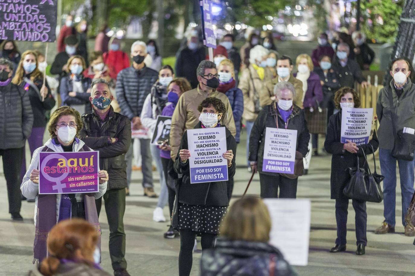 La plaza del Ayuntamiento de Santander ha acogido esta tarde una concentración para conmemorar el Día Internacional para la Eliminación de la Violencia contra las Mujeres