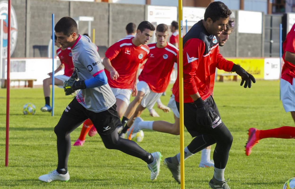 Puras (izquierda) y Rafa, durante uno de los entrenamientos del Laredo.