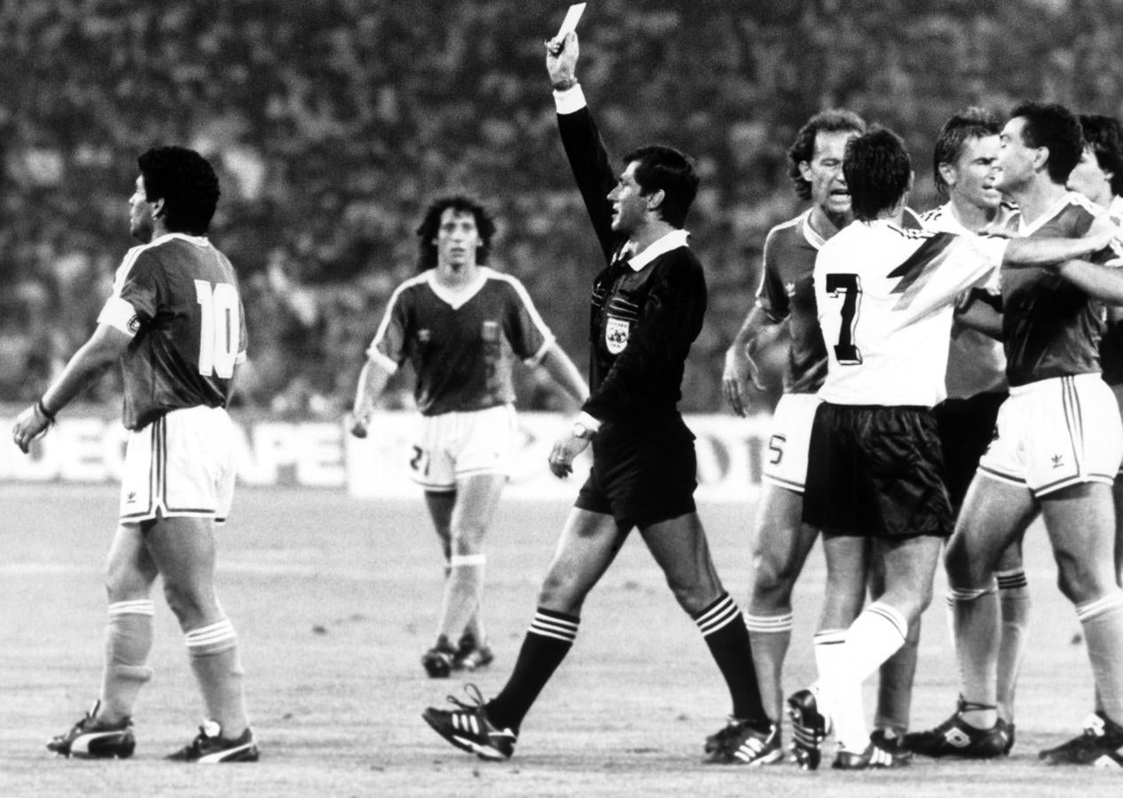 Fue expulsado en la final del Mundial de Italia 1990, que Argentina perdió ante Alemania y marcó un punto de inflexión en su carrera.