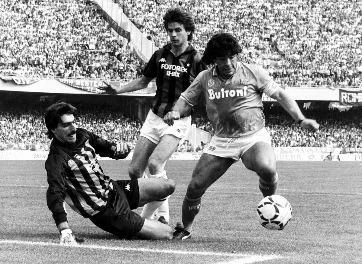 Con la camiseta del Nápoles, Maradona vivió sus mejores años como futbolista, con dos Scudettos ante rivales de la talla de la Juventus de Platini o el Milan de Sacchi y una Copa de la UEFA.