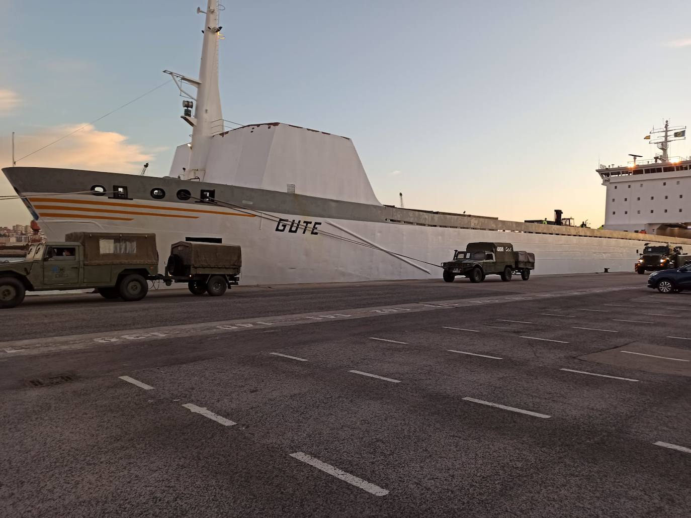 La Fuerza Logística Operativa del Ejército de Tierra dirigió y coordinó las labores logísticas relativas al desembarque de los 62 vehículos y 19 contenedores transportados en el barco Ro-Ro Passenger 'Gute', que venía de Lituania de participar en unos ejercicios de la OTAN.