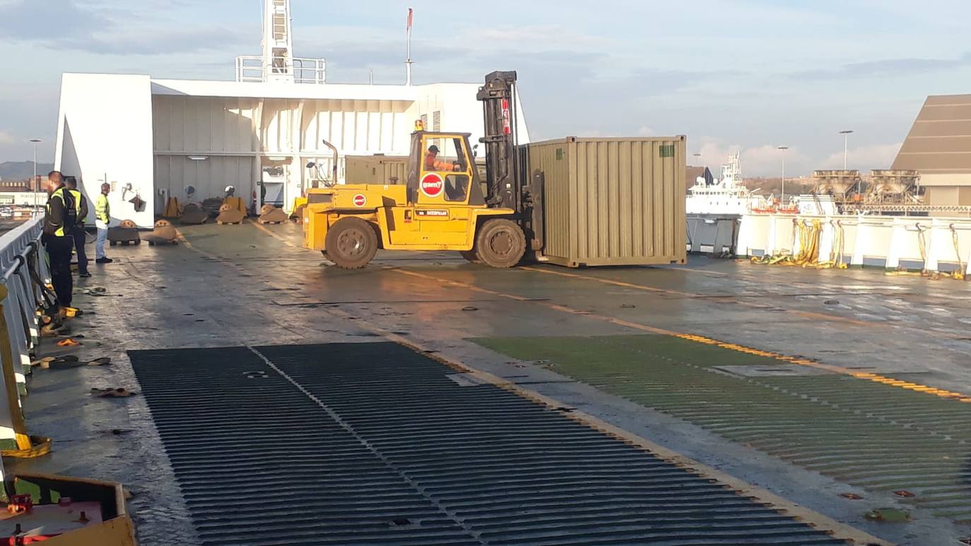 La Fuerza Logística Operativa del Ejército de Tierra dirigió y coordinó las labores logísticas relativas al desembarque de los 62 vehículos y 19 contenedores transportados en el barco Ro-Ro Passenger 'Gute', que venía de Lituania de participar en unos ejercicios de la OTAN.