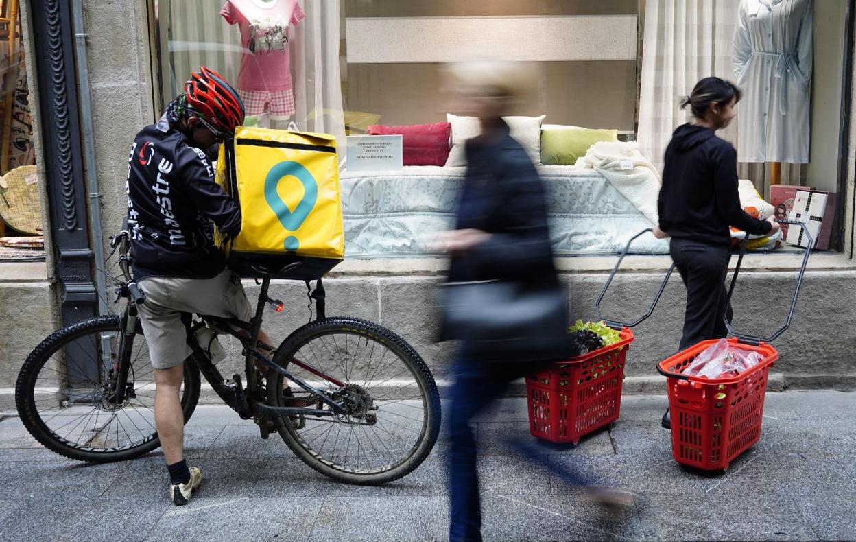 Un repartidor de Glovo, una imagen habitual en las calles de las ciudades españolas. 