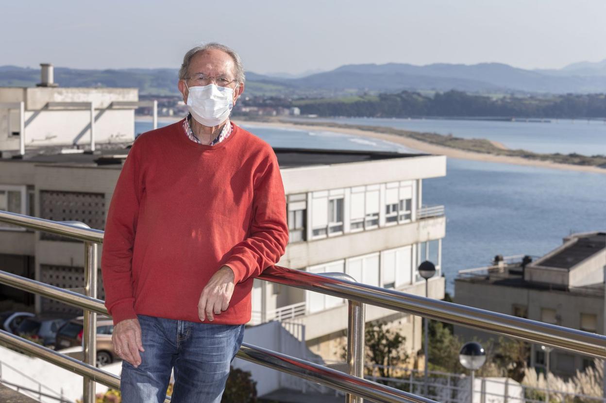 El profesor Jesús Flórez, ayer, en Santander. 