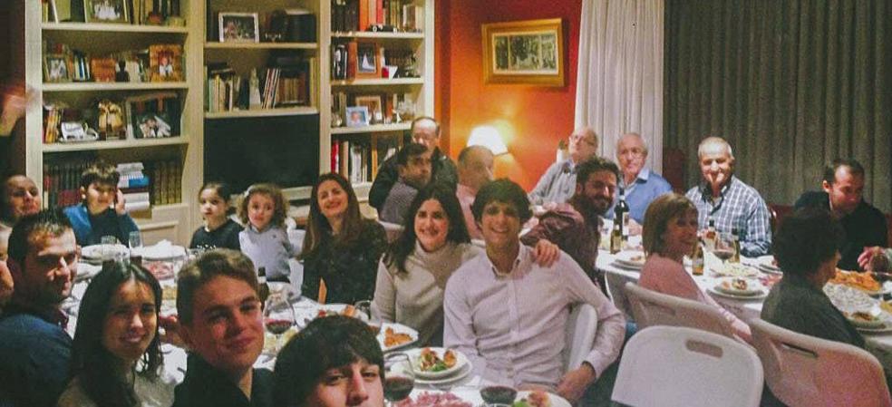 Imagen de una de las últimas celebraciones navideñas de la familia Sainz-González en su casa de Igollo de Camargo. El año pasado fueron unas treinta personas. 