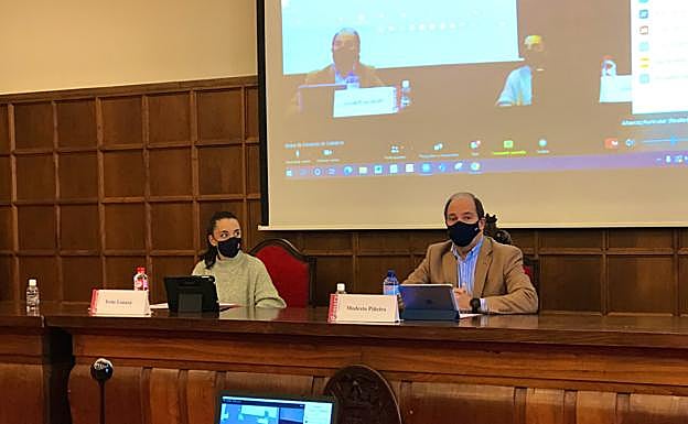 La directora general de Juventud, Irene Lanuza y el presidente de la Cámara de Comercio de Cantabria, Modesto Piñeiro 