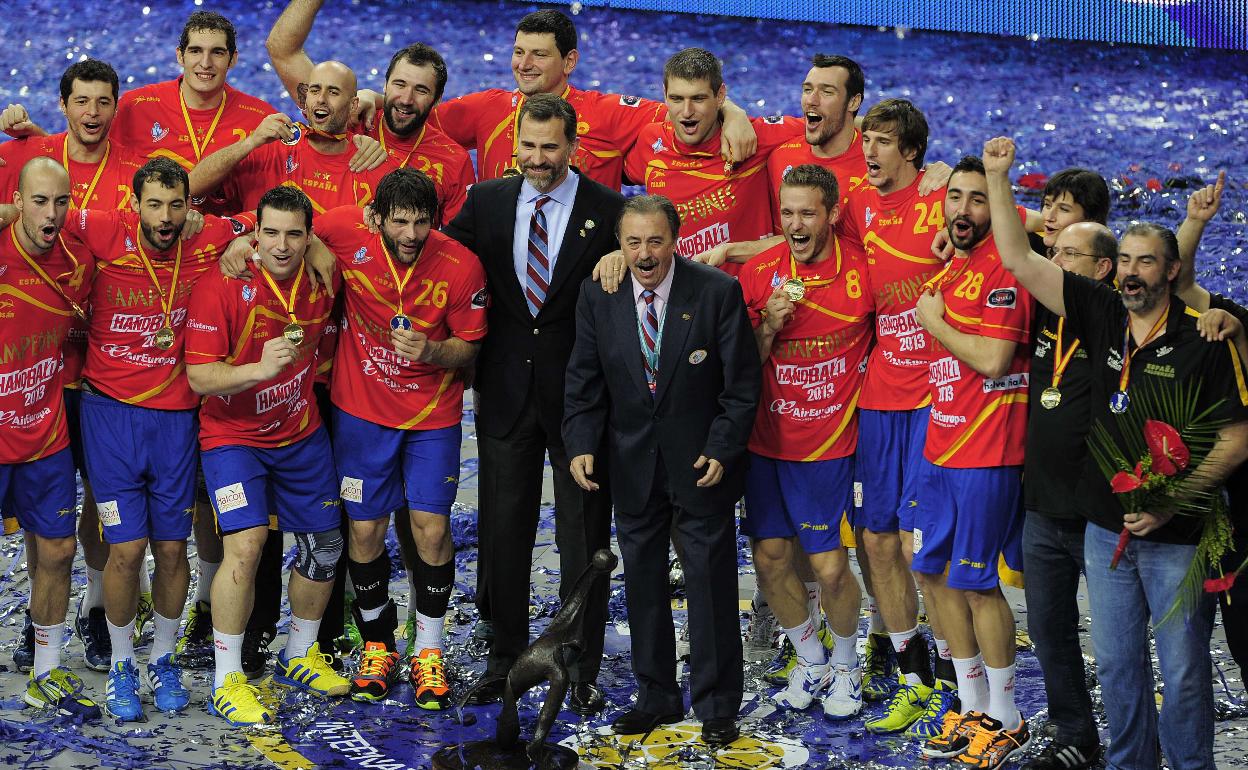 Juan de Dios Román, junto a Felipe VI, entonces Príncipe de Asturias, tras el oro mundial de España en 2013.