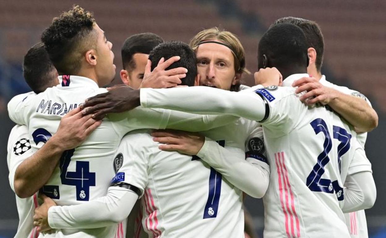 Los jugadores del Real Madrid hacen piña tras el gol de Hazard en San Siro. 