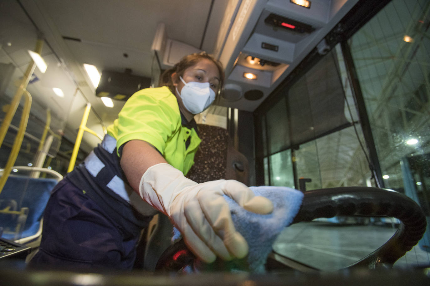 Cada noche se limpia y se fumiga entre 70 y 80 autobuses urbanos de Santander en las cocheras de Peñacastillo.