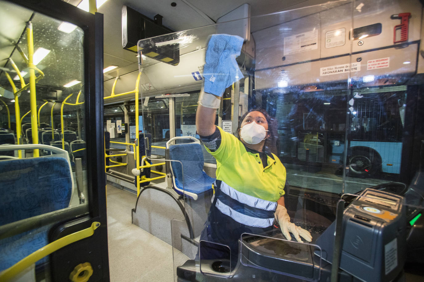 Cada noche se limpia y se fumiga entre 70 y 80 autobuses urbanos de Santander en las cocheras de Peñacastillo.