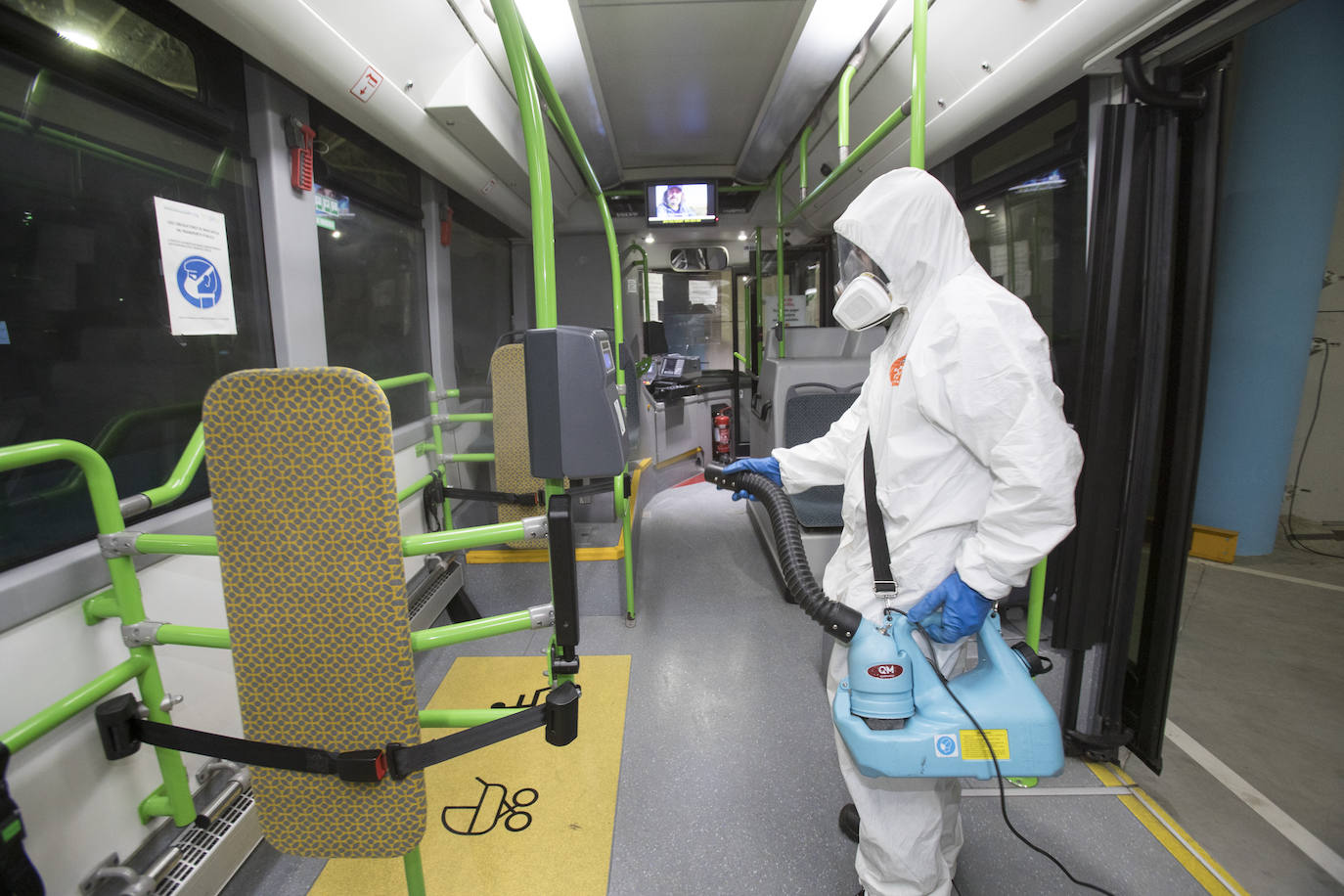 Cada noche se limpia y se fumiga entre 70 y 80 autobuses urbanos de Santander en las cocheras de Peñacastillo.