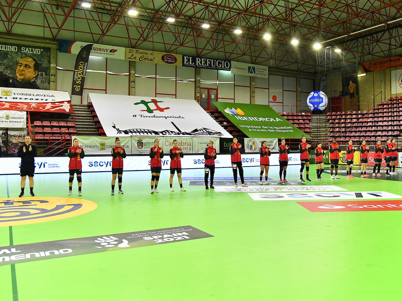 España logra una contundente vitoria ante Eslovaquia (32-21) en el único partido preparatorio para el Europeo, disputado en Torrelavega.