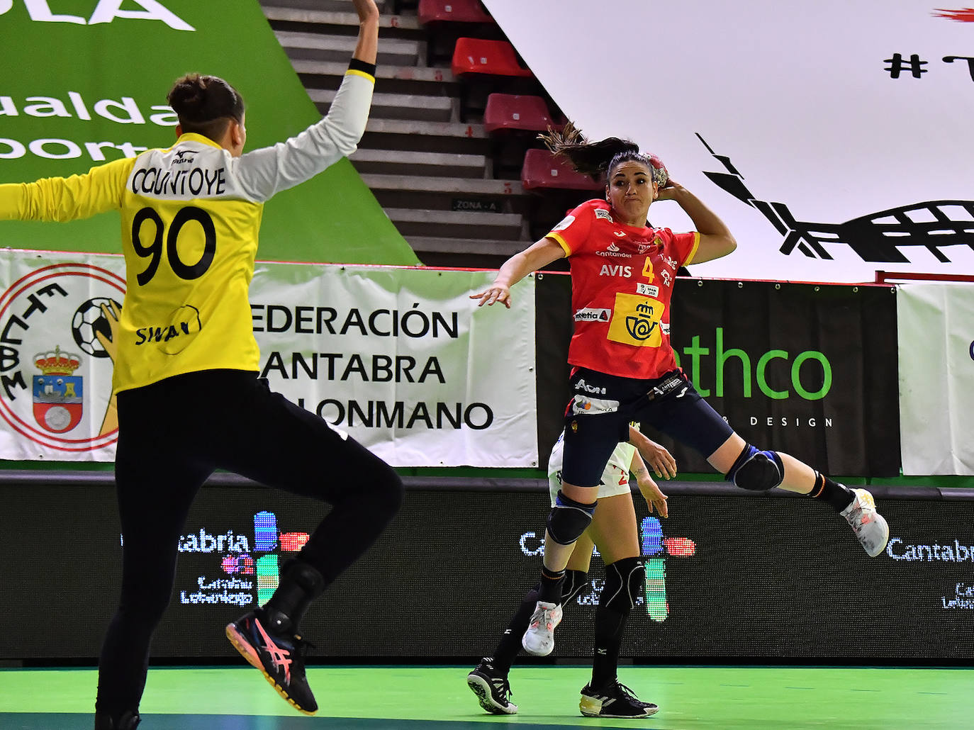 España logra una contundente vitoria ante Eslovaquia (32-21) en el único partido preparatorio para el Europeo, disputado en Torrelavega.