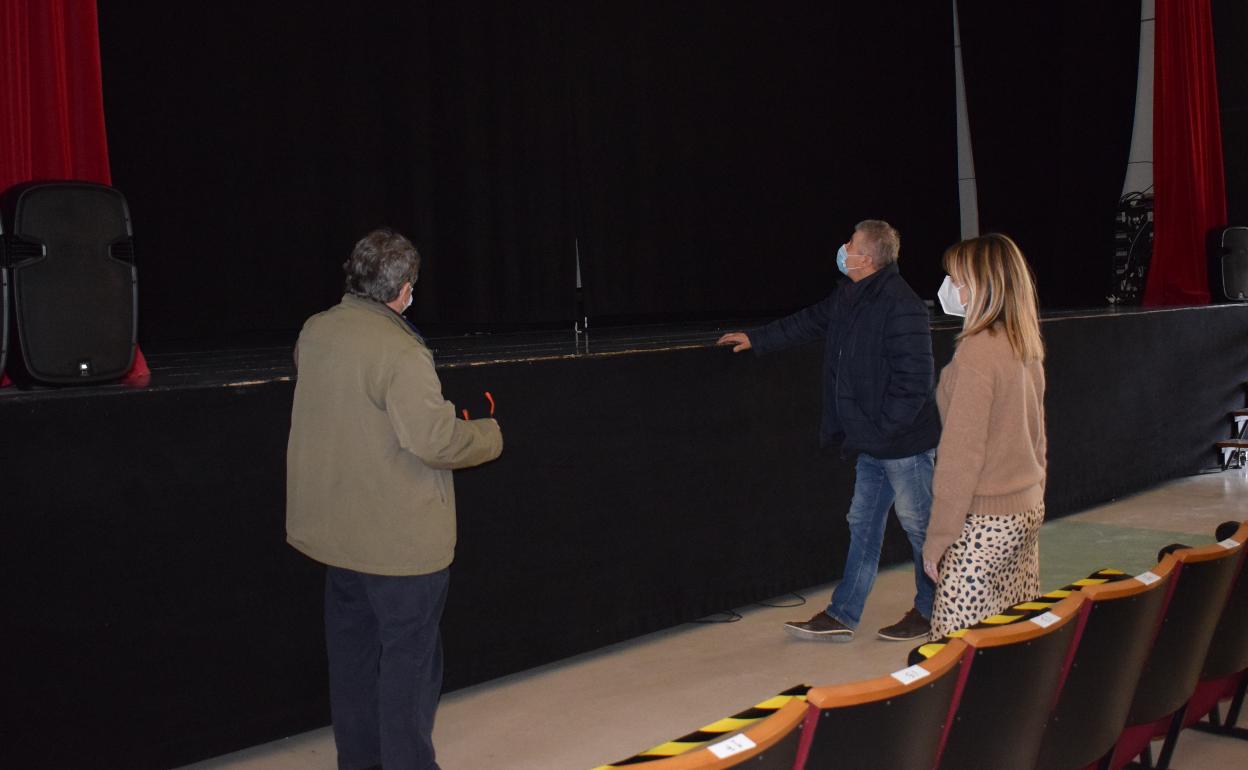 La alcaldesa, Verónica Samperio, y el concejal de Cultura, Roberto Ruiz Argumosa, visitaron las instalaciones para conocer los detalles de la actuación.