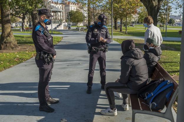 Los policías identifican a un joven en los jardines de Pereda.